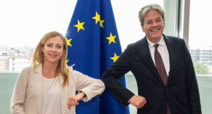 Archiviata la questione Caivano ora Meloni & Fratelli hanno un nuovo nemico: Gentiloni