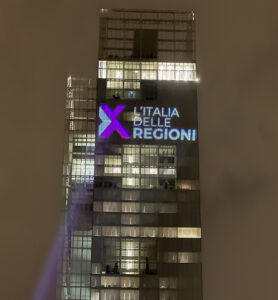 Il logo “L’Italia delle Regioni” proiettato sulla facciata del Grattacielo Piemonte fino al 1° ottobre