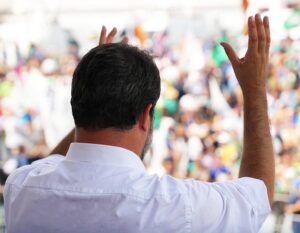 Apostolico “colpevole” di avere “cantato” slogan  antifascisti. Sarà questo che dà fastidio a lor signorie…