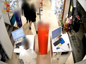 La Polizia di Stato esegue due misure cautelari per nove rapine contestate