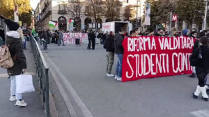 Sciopero a Torino. Prima del corteo delle 10.30