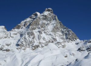 Con quel che succede in giro la priorità è cambiare il nome a Cervinia. O dell’avere certezze