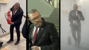 Il deputato dell’estrema destra polacca che spegne le candele di un candelabro ebraico con l’estintore