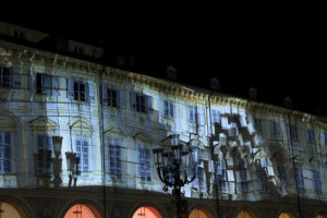Arte e olografica ridisegnano l’inverno in piazza San Carlo