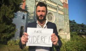 Lo sparo accidentale dalla pistola regolarmente detenuta del deputato di FdI e l’agente fu ferito, ferito ad una gamba