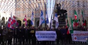 Sit-in di protesta del centrodestra torinese unito contro la decisione della Giunta Lo Russo di istituzionalizzare e legalizzare gli anarco-insurrezionalisti di Askatasuna