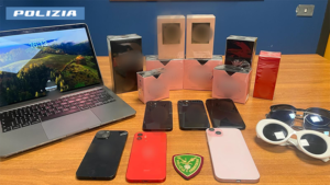 Le rubano lo smartphone che viene localizzato in aeroporto. Denunciato un 44enne