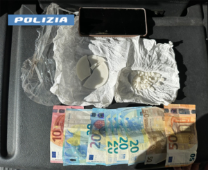 Tentano di nascondere il crack, la Polizia li arresta