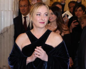 Scrivere Giorgia come se essere “del popolo” dipendesse dal vestito, diciamo