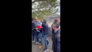 Sventolava la bandiera palestinese al Giro d’Italia (ma c’è anche dell’altro). Arrestata e poi rilasciata