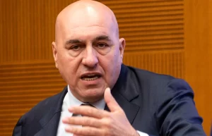 Atterraggio d’emergenza a Ciampino per l’aereo di Crosetto