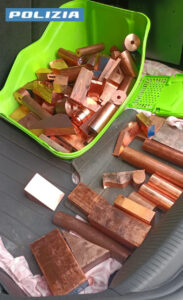 140km di rame del cofano di un’automobile. Denunciati due uomini