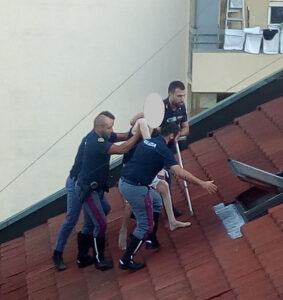Uomo tenta il suicidio, salvato dalla Polizia