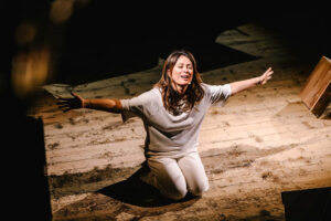 Al Teatro Alfieri il testo di Giorgio Faletti “L’ultimo giorno di sole” con Chiara Buratti