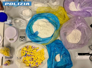 Sequestrati tre chilogrammi di droga e 9mila 400 euro in contanti
