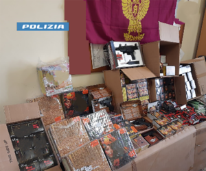 La Polizia di Stato sequestra centinaia di confezioni di materiale pirotecnico e armi soft-air non a norma