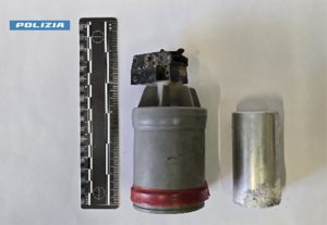 Giovane militante antagonista di anni 19, indagato per porto abusivo e lancio di artificio