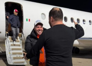 Inseguiremo i trafficanti di uomini “per tutto il globo terracqueo”, dicevano. Invece li riportano a casa in aereo