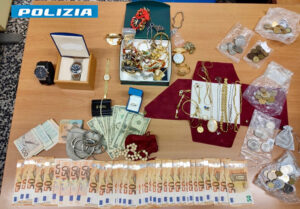 Ruba denaro e gioielli a una coppia di anziani: arrestato 55enne