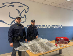 Trasporta in auto 2 kg di hashish e a casa ne ha altri nove chili. Arrestato