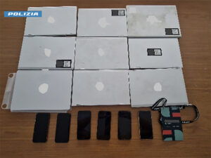 Ruba nove personal computer e sei smartphone: arrestato