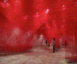 A Torino arriva la grande mostra dedicata a Chiharu Shiota: “The Soul Trembles”