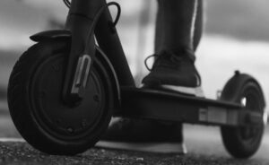 Rapine con il monopattino, fermato un giovane