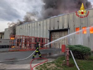 Fiamme altissime all’Euro Stamp di Pianezza nel torinese, poi l’incendio è finalmente domato