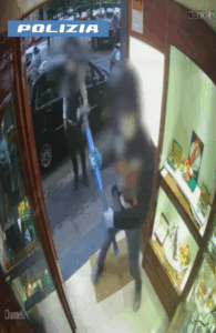 Lunga serie di rapine in centri commerciali: fermati gli autori