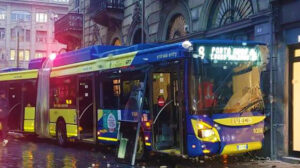 Torino. Autobus di linea finisce dentro una vetrina in via Cernaia