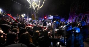 A Torino tiene banco Askatasuna: poliziotti feriti e locali sgomberati