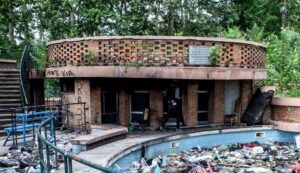 Sgombero dell’ex piscina Sempione. Sul posto Polizia Locale, tecnici e servizi sociali