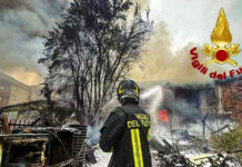Incendio nel giardino di un accumulatore seriale: venti famiglie costrette ad evacuare le loro case